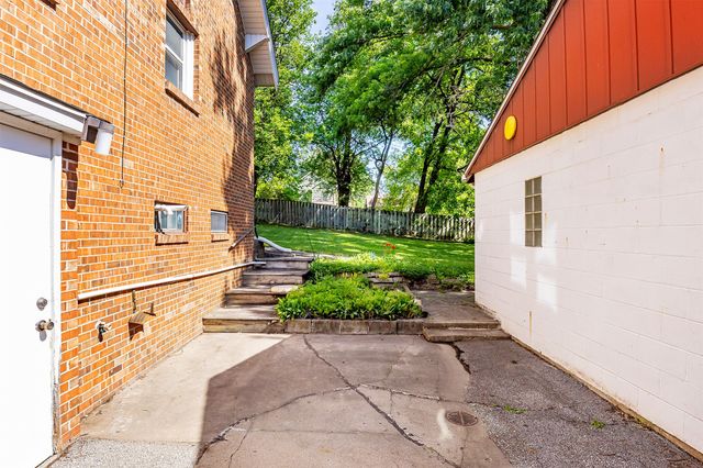825 Maxwelton Drive, Des Moines, IA 50315