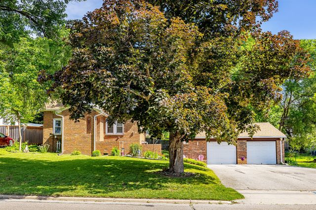 825 Maxwelton Drive, Des Moines, IA 50315