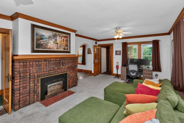 825 Maxwelton Drive, Des Moines, IA 50315