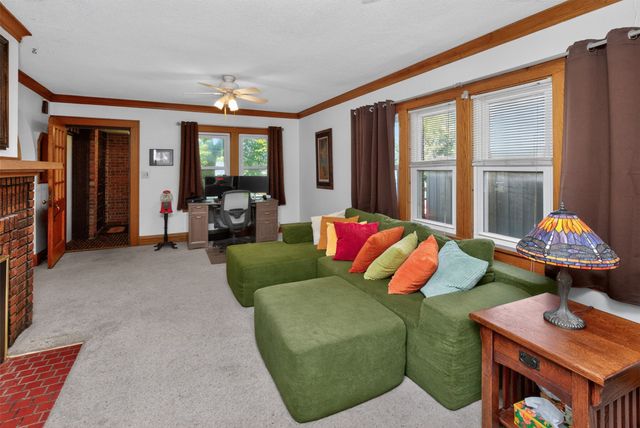 825 Maxwelton Drive, Des Moines, IA 50315