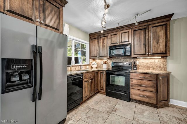 23111 Lincolnshire Drive, Bay Village, OH 44140