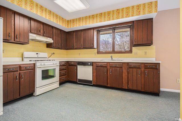 12060 N Woodlawn Acres Drive, Syracuse, IN 46567