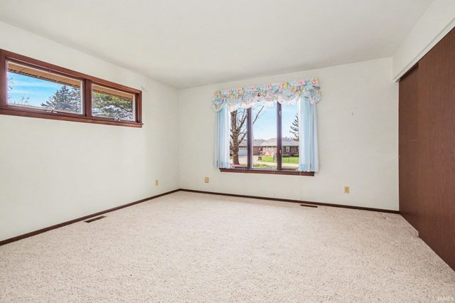 12060 N Woodlawn Acres Drive, Syracuse, IN 46567