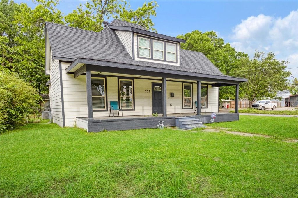 721 Maple Street, Bonham, TX 75418
