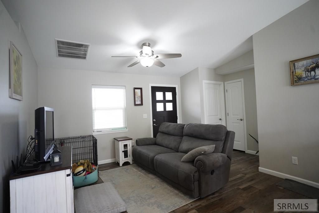 Image 3 of property listing at 1863 Scottsdale Drive, Pocatello, ID 83202