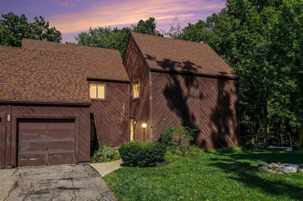 279 Fairway Court, Plainwell, MI 49080