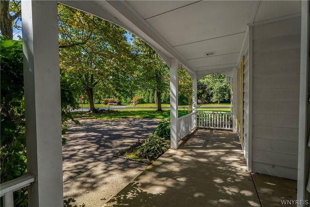 8 Old Spring Lane, Amherst, NY 14221