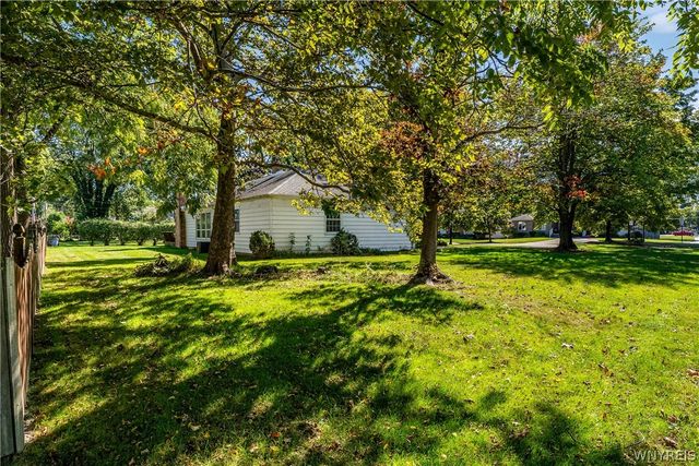 8 Old Spring Lane, Amherst, NY 14221