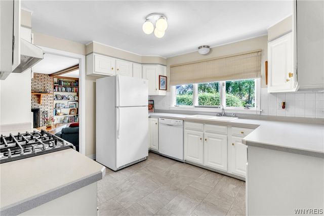 8 Old Spring Lane, Amherst, NY 14221