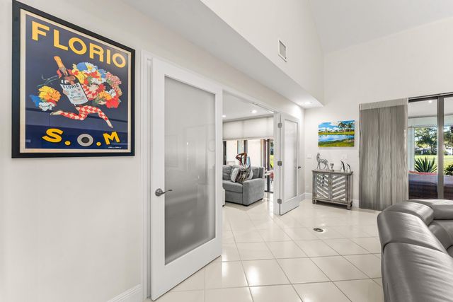 37 Clubhouse Lane, Boynton Beach, FL 33436