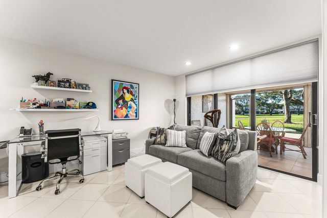 37 Clubhouse Lane, Boynton Beach, FL 33436