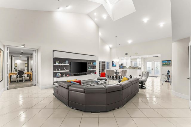 37 Clubhouse Lane, Boynton Beach, FL 33436