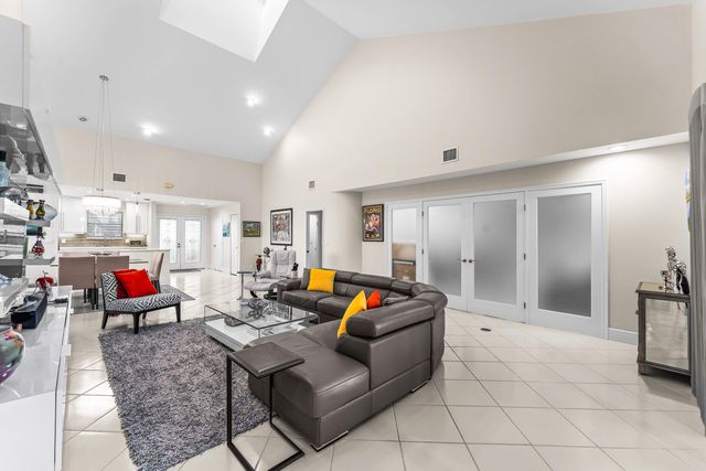 37 Clubhouse Lane, Boynton Beach, FL 33436