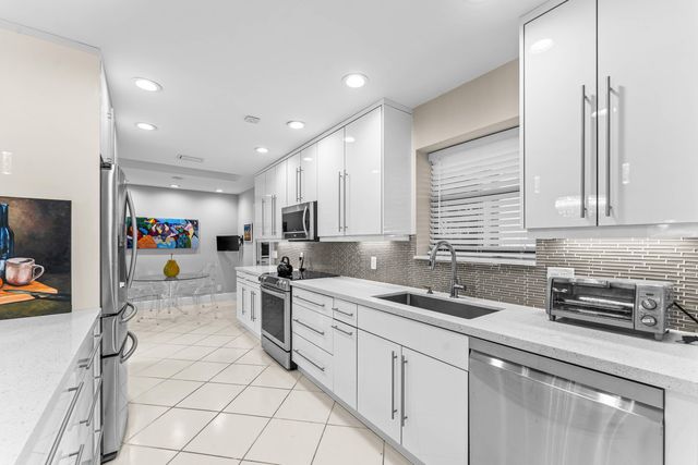 37 Clubhouse Lane, Boynton Beach, FL 33436