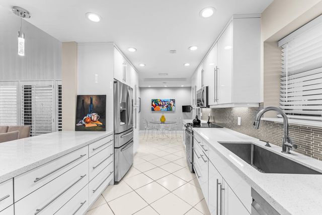 37 Clubhouse Lane, Boynton Beach, FL 33436