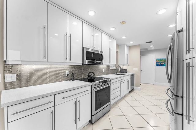 37 Clubhouse Lane, Boynton Beach, FL 33436