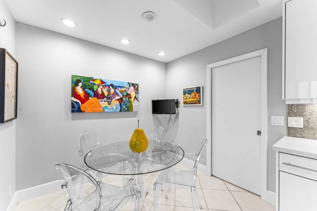 37 Clubhouse Lane, Boynton Beach, FL 33436