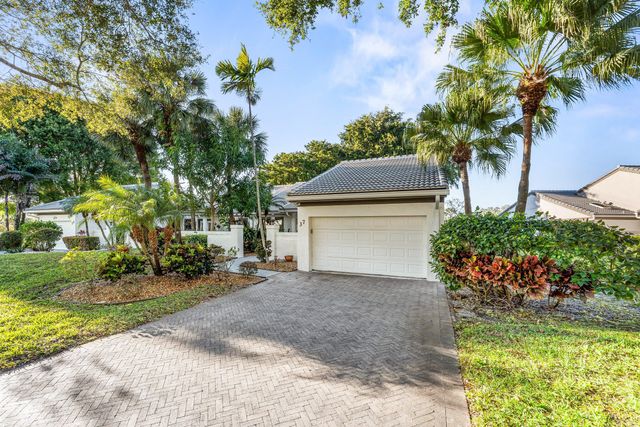 37 Clubhouse Lane, Boynton Beach, FL 33436