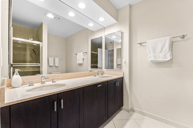 37 Clubhouse Lane, Boynton Beach, FL 33436