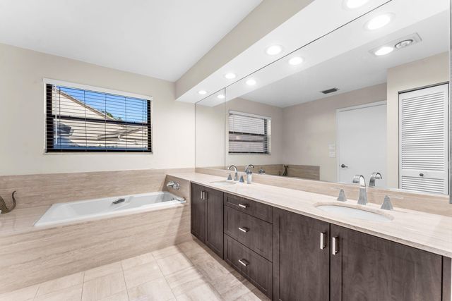 37 Clubhouse Lane, Boynton Beach, FL 33436