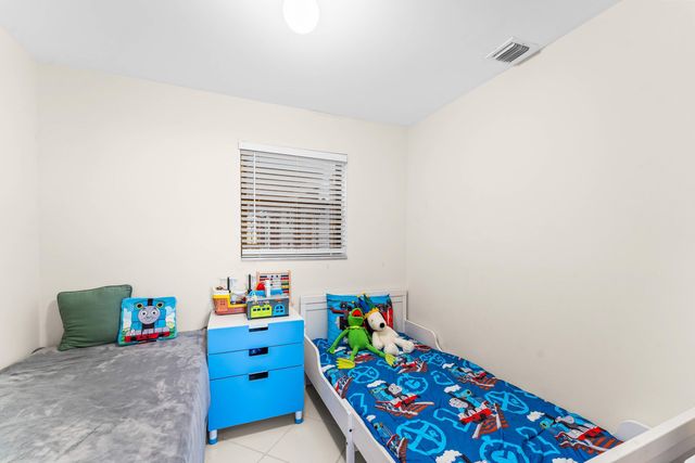 37 Clubhouse Lane, Boynton Beach, FL 33436