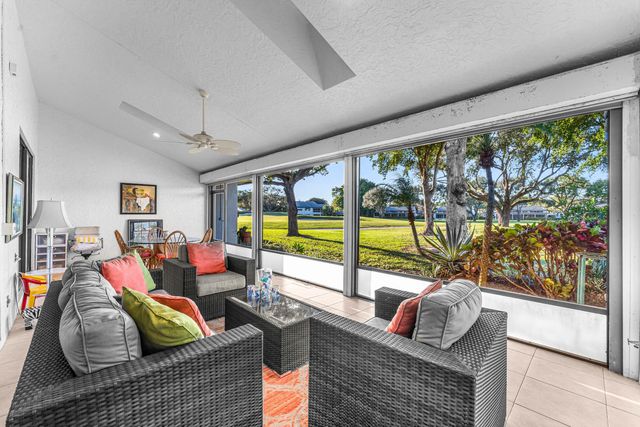 37 Clubhouse Lane, Boynton Beach, FL 33436