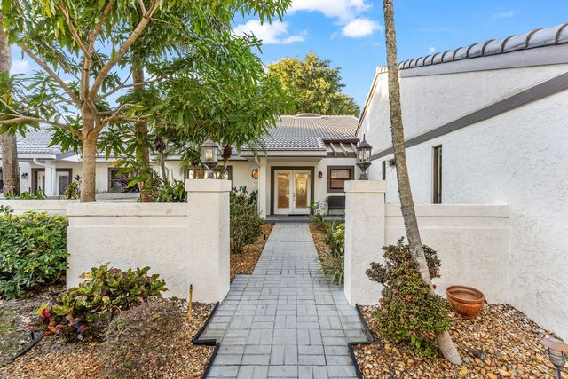 37 Clubhouse Lane, Boynton Beach, FL 33436