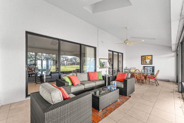 37 Clubhouse Lane, Boynton Beach, FL 33436