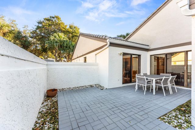 37 Clubhouse Lane, Boynton Beach, FL 33436