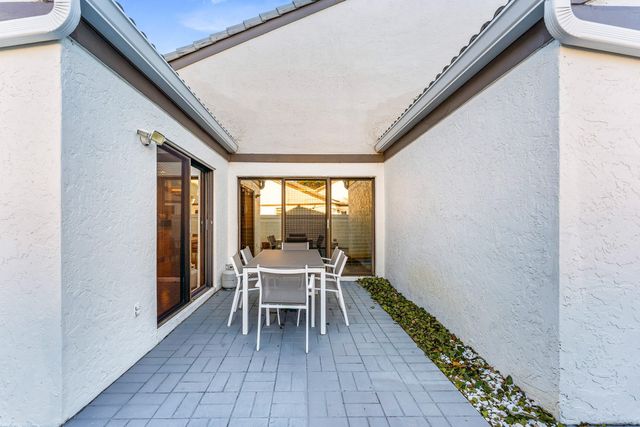 37 Clubhouse Lane, Boynton Beach, FL 33436