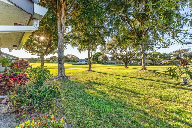 37 Clubhouse Lane, Boynton Beach, FL 33436