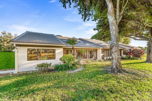 37 Clubhouse Lane, Boynton Beach, FL 33436