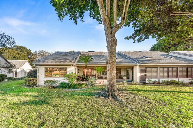 37 Clubhouse Lane, Boynton Beach, FL 33436