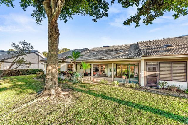 37 Clubhouse Lane, Boynton Beach, FL 33436