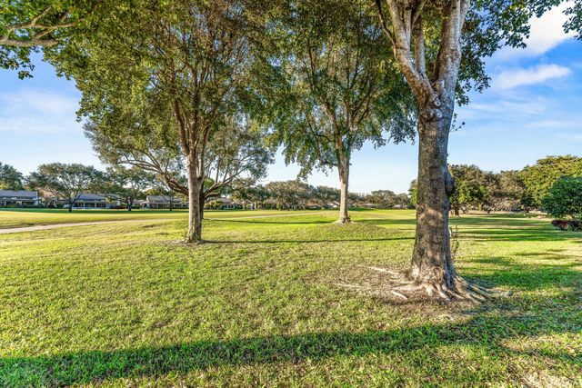 37 Clubhouse Lane, Boynton Beach, FL 33436