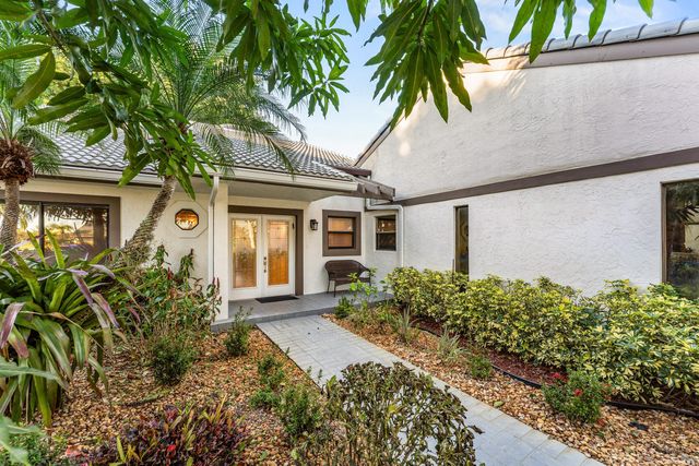 37 Clubhouse Lane, Boynton Beach, FL 33436