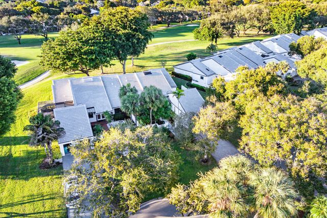 37 Clubhouse Lane, Boynton Beach, FL 33436