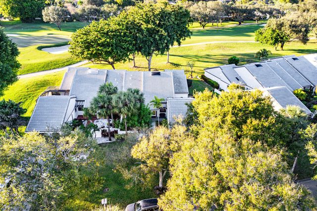 37 Clubhouse Lane, Boynton Beach, FL 33436