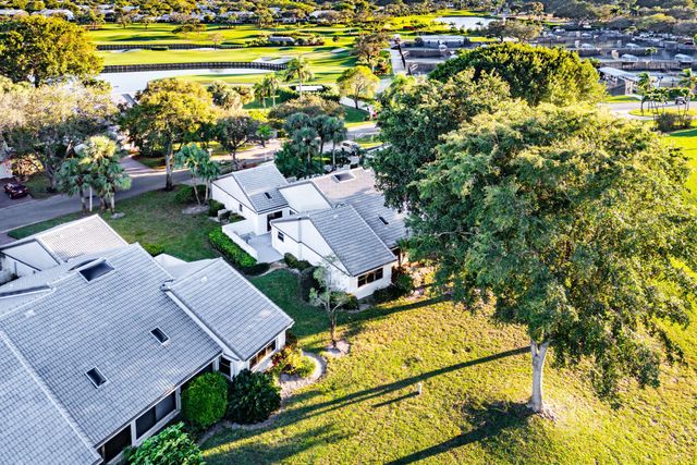 37 Clubhouse Lane, Boynton Beach, FL 33436