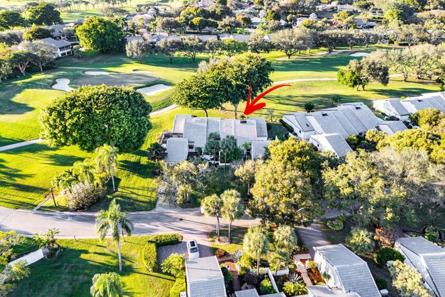 37 Clubhouse Lane, Boynton Beach, FL 33436
