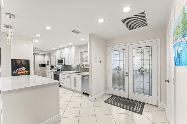 37 Clubhouse Lane, Boynton Beach, FL 33436