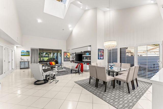 37 Clubhouse Lane, Boynton Beach, FL 33436