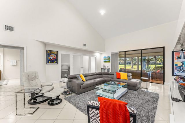 37 Clubhouse Lane, Boynton Beach, FL 33436