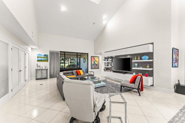 37 Clubhouse Lane, Boynton Beach, FL 33436