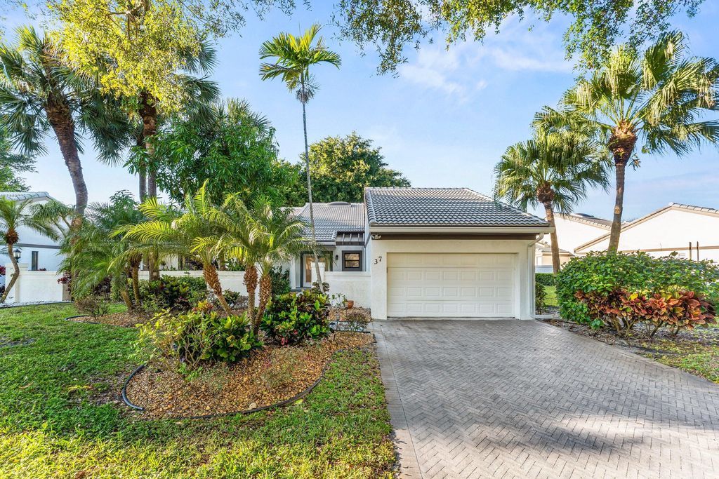 37 Clubhouse Lane, Boynton Beach, FL 33436