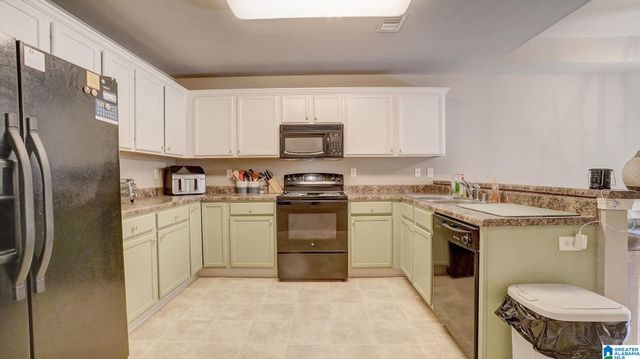 2790 SOUTHWOOD LANE, Bessemer, AL 35022