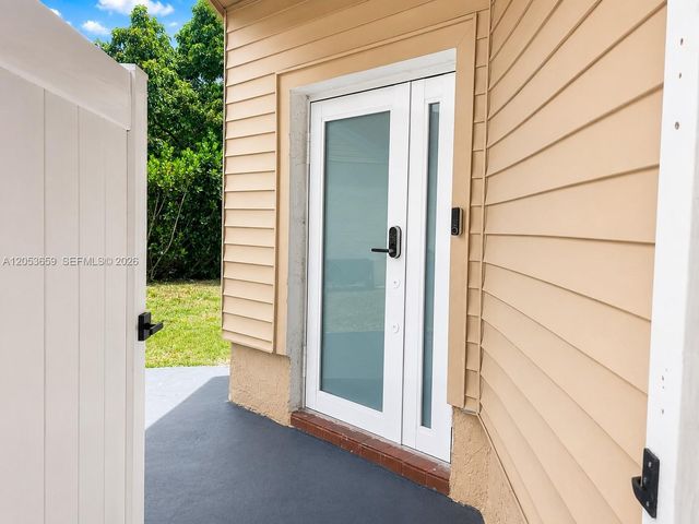 1040 SW 85th Ter, Pembroke Pines, FL 33025