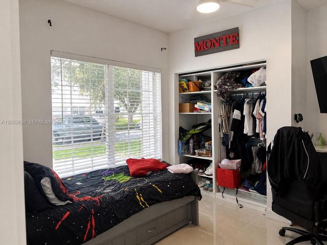 1040 SW 85th Ter, Pembroke Pines, FL 33025