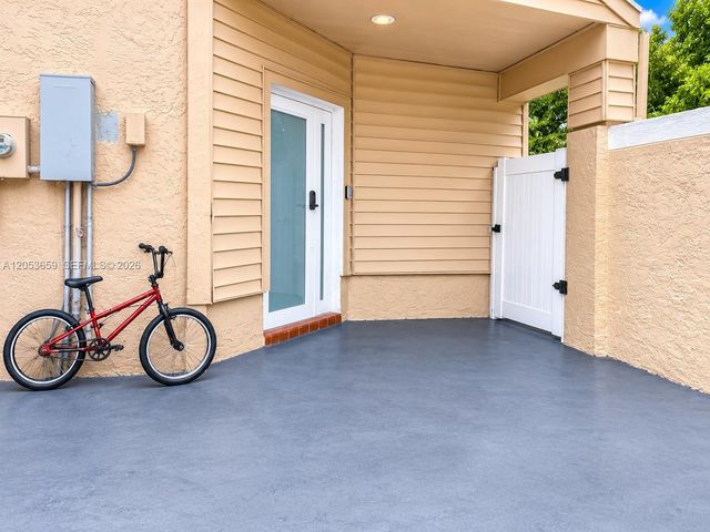1040 SW 85th Ter, Pembroke Pines, FL 33025