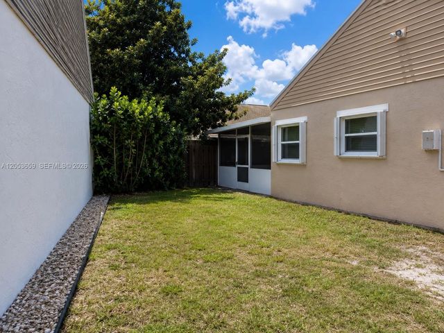 1040 SW 85th Ter, Pembroke Pines, FL 33025